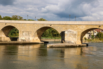 Eine Brücke führt über die Donau.