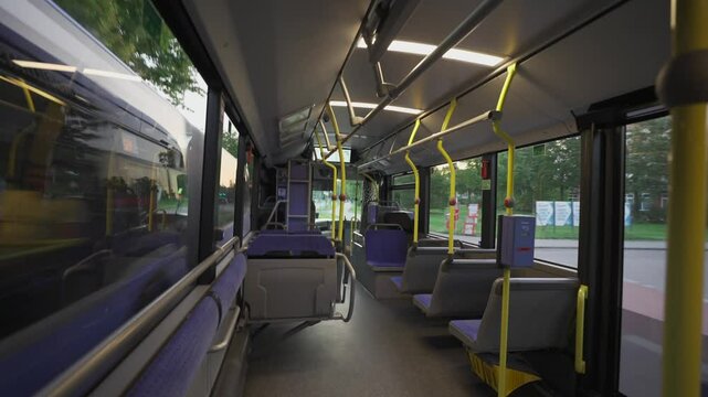Leerer Bus auf der Fahrt in die Bundesrepublik Deutschland, Innenansicht in Muenchen. Early morning in Munich. An empty, clean MVV bus with modern design, quiet streets, and efficient transit. 