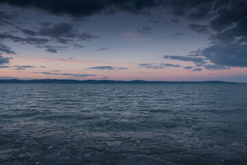 Obraz premium Lake in winter with shattered ice pieces.