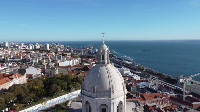 Vista a&eacute;rea de Lisboa ao entardecer com ruas hist&oacute;ricas e arquitetura tradicional