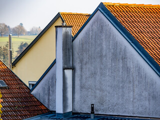 Feuchte und verschmutzte Hauswand