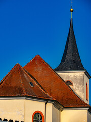 Feuchte Fassade einer Kirche