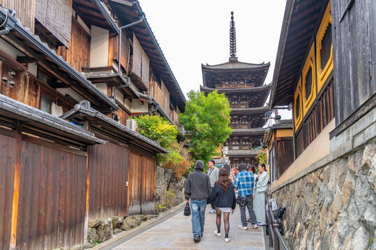 View of Sannen Zaka and Yasaka Pagoda in Gion, Kyoto Geisha District, Kyoto, Honshu, Japan