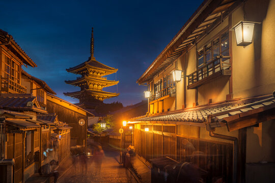 View of Sannen Zaka and Yasaka Pagoda in Gion at dusk, Kyoto Geisha District, Kyoto, Honshu, Japan