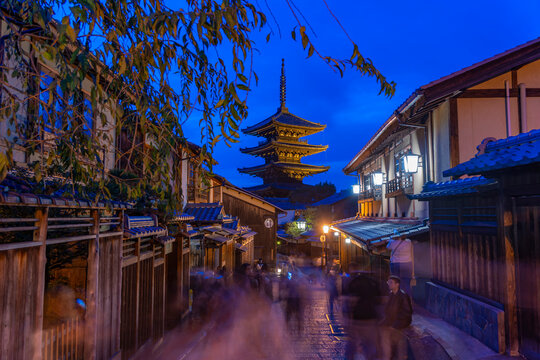 View of Sannen Zaka and Yasaka Pagoda in Gion at dusk, Kyoto Geisha District, Kyoto, Honshu, Japan