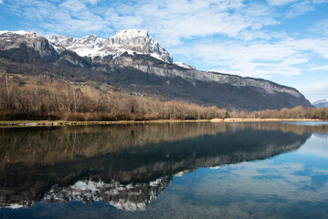 Obraz premium landscape of mountains against the backdrop of a lake