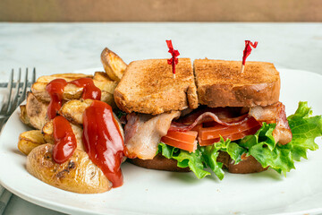 blt sandwich with potatoe wedges