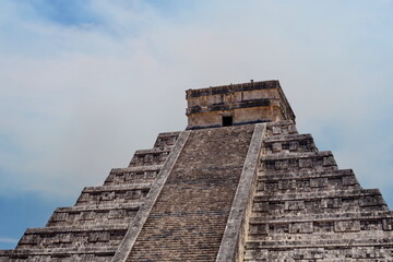 Pyramide de Kukulc&aacute;n (El Castillo. Monument pr&eacute;colombien ( Chich&eacute;n Itz&aacute;, Yucat&aacute;n, Mexique).