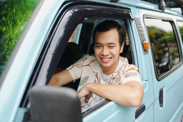 Obraz premium Young man travelling in his van around the city