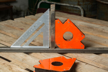 Magnetic square for fixing right angles in metal structures.