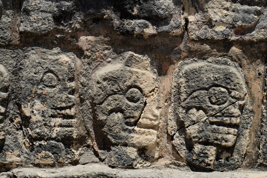 Runes sculpt&eacute;s sur pierre. Ruines Mayas de Chichen Itza. Yucatan. Mexique.
