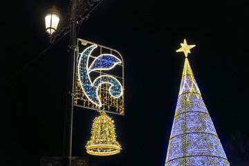 Sevilla, Spanien - Weihnachtsbaum in Puerta de Jerez, neben der Kathedrale von Sevilla, zur Weihnachtszeit