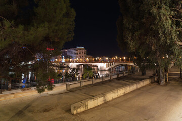 Guadalquivir Flussufer in Sevilla - Spanien, Andalusien bei Nacht an Weihnachten