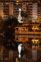 Guadalquivir Flussufer in Sevilla - Spanien, Andalusien bei Nacht an Weihnachten