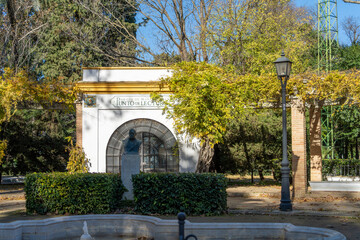 Park beim Pavillon auf der Plaza de España im Parque de María Luisa, Sevilla, Spanien, Andalusien