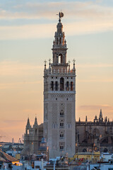 Fototapeta premium Über den Dächern von Sevilla / Kathedrale & La Giralda an der Plaza del Triunfo, Sevilla, Spanien / Catedral de Sevilla