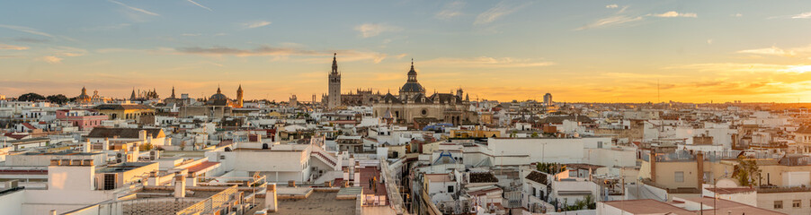 Fototapeta premium Über den Dächern von Sevilla / Kathedrale & La Giralda an der Plaza del Triunfo, Sevilla, Spanien / Catedral de Sevilla