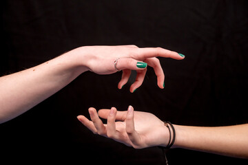 mains romantiques, l'une sur l'autre émotion sur fond noir © Esta Webster