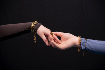 main glissant une bague sur une autre main, demande en mariage © Esta Webster