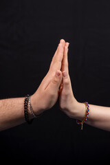 deux mains se rejoignant à plat dans un accord sur fond noir © Esta Webster
