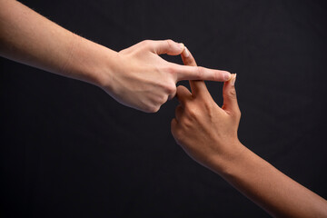 signe de l'infini fait avec deux mains sur fond noir © Esta Webster
