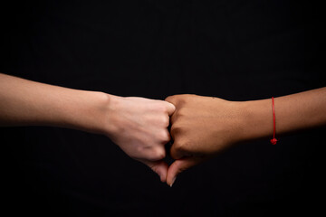 deux mains se rejoignant pouces vers le bas sur fond noir © Esta Webster