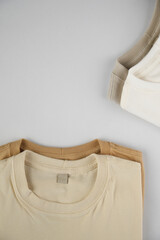 Foto de Camiseta Masculina, Feminina ou Unissex com Etiqueta – Detalhes em Algodão, Tecido Branco, Close-up e Design Minimalista para Moda, Sustentabilidade e Branding