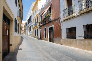Obraz premium Empty street between houses in Cordoba, Spain.