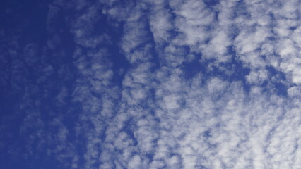 Obraz premium Small clouds against a blue sky