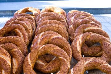 Rows of golden-brown sesame-covered simit, a classic Turkish street food loved for its crispiness.