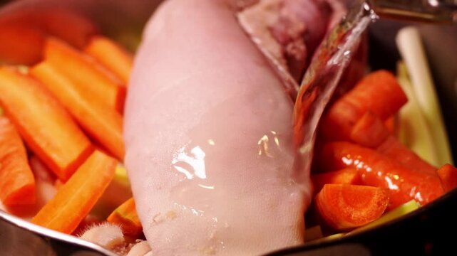 Cuisine traditionnelle fran&ccedil;aise, avec un pot au feu avec de langue de veau, et petit l&eacute;gumes d'automne, remplissage d'eau pour cr&eacute;er le jus ( bouillon ), d'un plat riche en saveurs, et di&eacute;t&eacute;tique