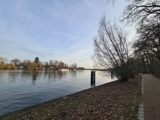 Blick auf die Spree (Fluss), am Plänterwald, in Berlin Treptow/Köpenick