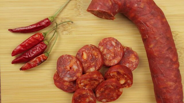 chorizo tranch&eacute;, en gros plan, sur une planche &agrave; d&eacute;couper