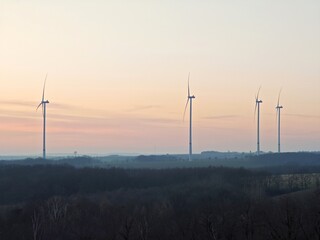 Obraz premium Windräder im Sonnenuntergang in Schmölln