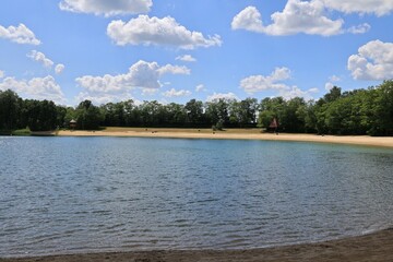 Blick auf den Heidesee der Gemeinde Holdorf im Oldenburger Münsterland in Niedersachsen	