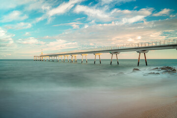 Obraz premium waves crashing under the Anis del Mono bridge in Badalona