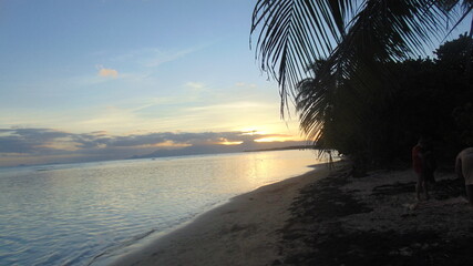 Le soleil se couche sur la mer