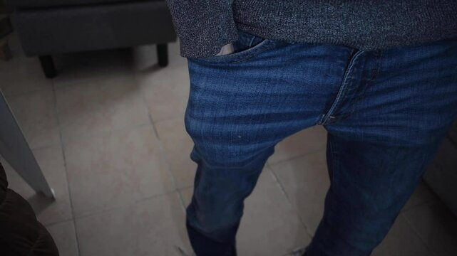 Hombre rasc&aacute;ndose su entrepierna por dentro de su bolsillo del pantal&oacute;n 