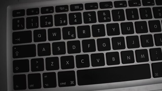 Toma cenital de un teclado de una laptop 