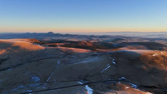 Vue a&eacute;rienne sur le massif central et la cha&icirc;ne des puys en Auvergne avec le Puy-de-D&ocirc;me, le lac du Guery, le puy de Pariou, au lever de soleil
