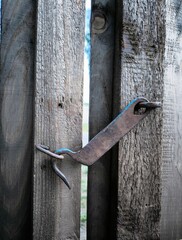 Close-up: the boy's hand opens the iron gate, the child runs away from the adults, the boy tries to open the door