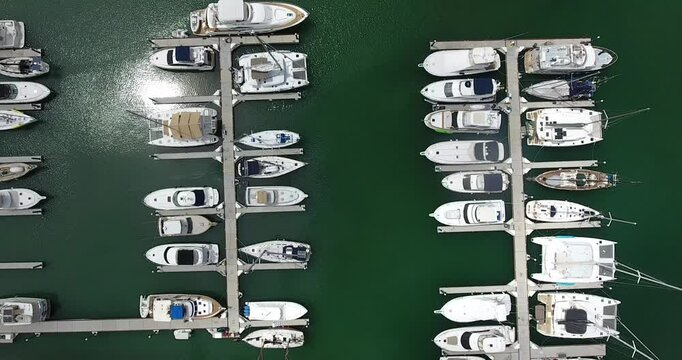 YATES EN LA MARINA DE LA PAZ DE LUJO