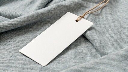 Etiqueta blanca de ropa sobre tela gris