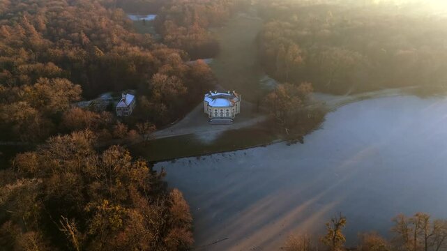 Badenburg Parkburg im Schlosspark Nymphenburg, Deutschland, Muenchen Luftaufnahme. Badenburg located at southeastern end of Badenburg Lake in Nymphenburg Palace Park, Munich, Germany aerial view. 