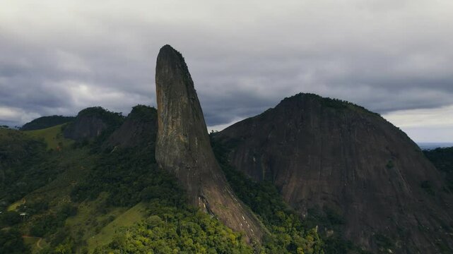 Pedras de granito gigantes no Esp&iacute;rito Santo