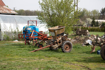 Obraz premium Stare maszyny rolnicze. Farma. Maszyny rolnicze. 