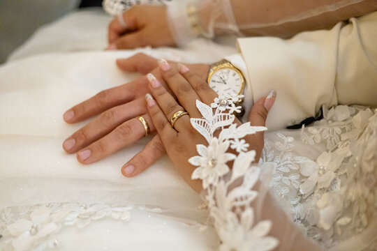 Hands of the bride and groom / Manos de los novios 