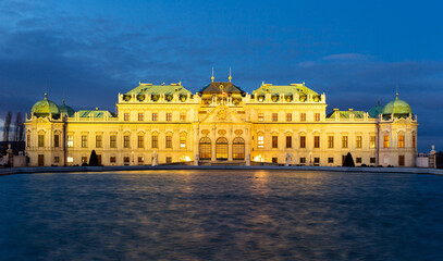 Obraz premium Facade of baroque Belvedere Palace in sunset light in Vienna, Austria