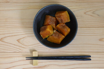 器にもりつけたカボチャの煮物