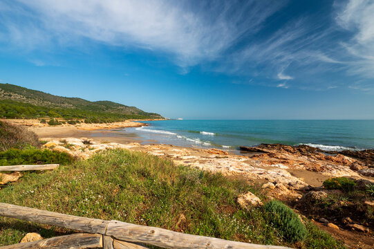 Blick auf das Mittelmeer im Naturpark Serra d'Irta an der Cam&iacute; de Ribamar zwischen Alcossebre und Pen&igrave;scola, Provinz Castell&oacute;n, Autonome Gemeinschaft Valencia, Spanien